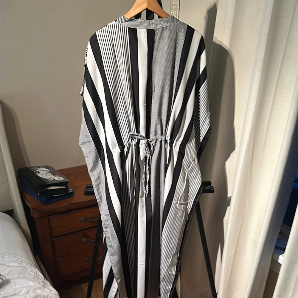 Flowy Dress with V Neck and side slits - Picture 3 of 3